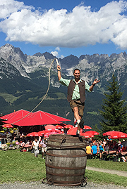 R&uuml;bezahl Alm 2016 feierte das 6. Goaslschnoitza Fest in Ellmau am Wilden Kaiser. Auch Wirt Peter l&auml;sst es knallen (&copy;Foto. Martin Schmitz)